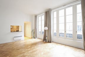 Beautiful Opéra Fashion Showroom - Image 0