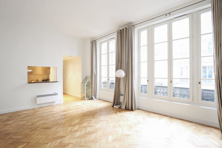 Beautiful Opéra Fashion Showroom - Image 0