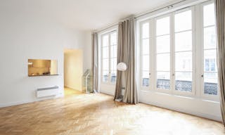 Beautiful Opéra Fashion Showroom - Image 0