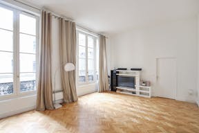 Beautiful Opéra Fashion Showroom - Image 1