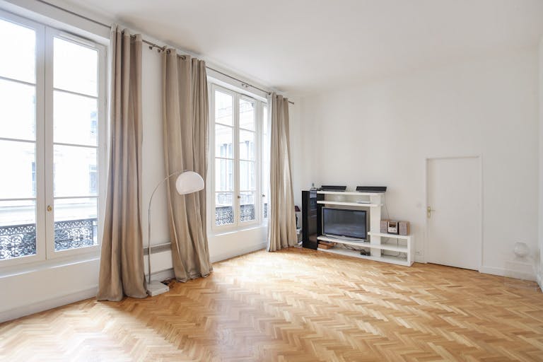 Beautiful Opéra Fashion Showroom - Image 1