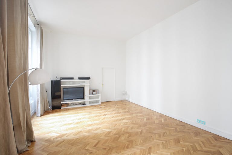 Beautiful Opéra Fashion Showroom - Image 2