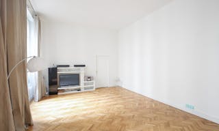 Beautiful Opéra Fashion Showroom - Image 2