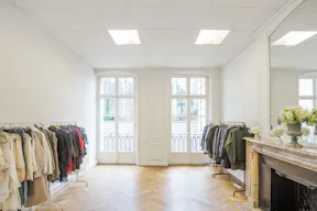 Premium Champs-Elysées Showroom - Image 0
