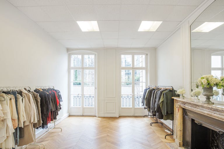 Premium Champs-Elysées Showroom - Image 0