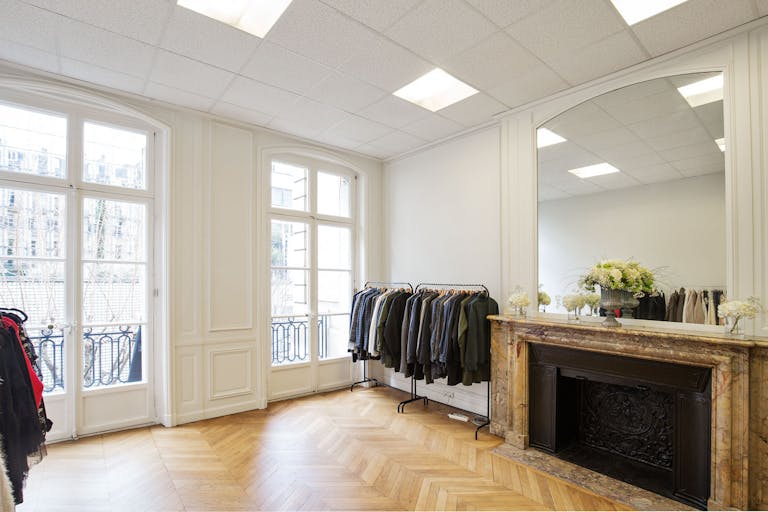 Premium Champs-Elysées Showroom - Image 1