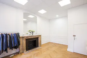 Premium Champs-Elysées Showroom - Image 2