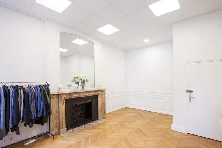 Premium Champs-Elysées Showroom - Image 2
