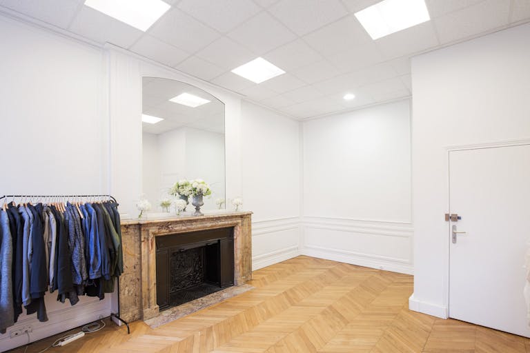 Premium Champs-Elysées Showroom - Image 2