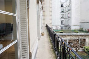 Premium Champs-Elysées Showroom - Image 3