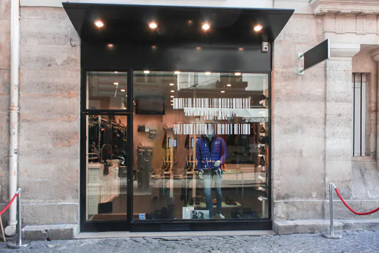 Modern Boutique in Etienne Marcel - Image 4