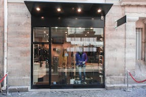 Modern Boutique in Etienne Marcel - Image 4