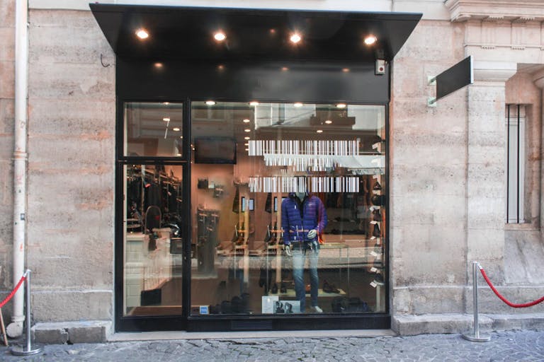 Modern Boutique in Etienne Marcel - Image 4