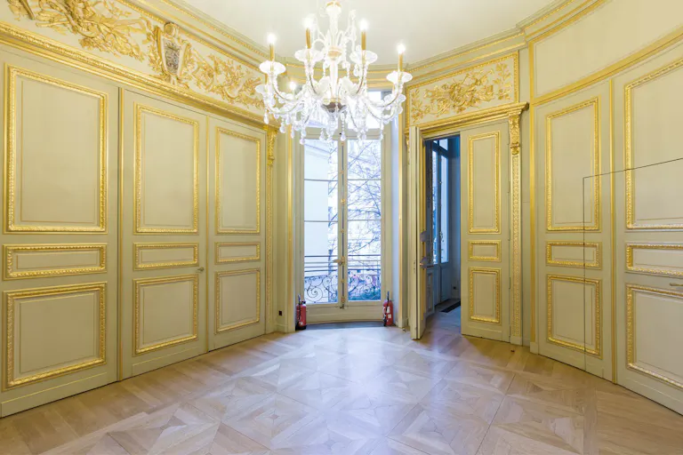 Incredible Saint-Germain Showroom - Image 4