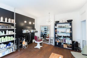 Cosy Pop-Up Shop in Nine Streets - Image 4