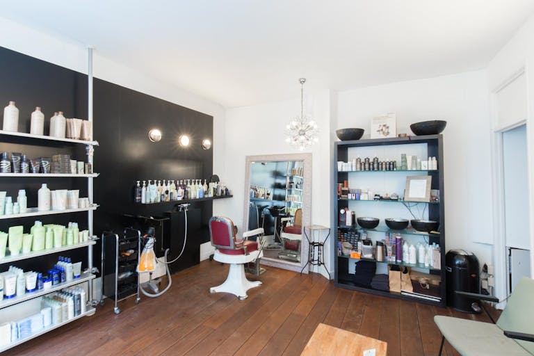 Cosy Pop-Up Shop in Nine Streets - Image 4