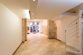 Stylish Sentier Pop-Up Shop - Image 2