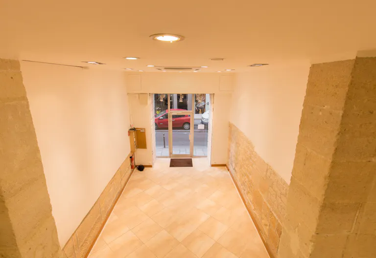 Stylish Sentier Pop-Up Shop - Image 4