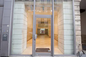 Stylish Sentier Pop-Up Shop - Image 5