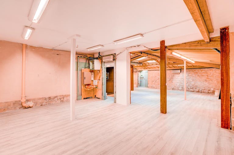 Unique Showroom in Le Marais - Image 1