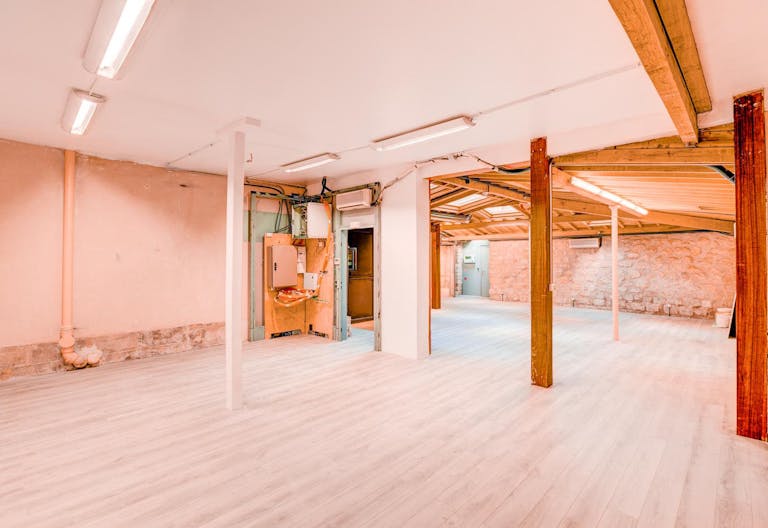 Unique Showroom in Le Marais - Image 1