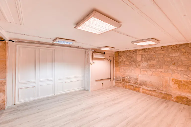 Unique Showroom in Le Marais - Image 3