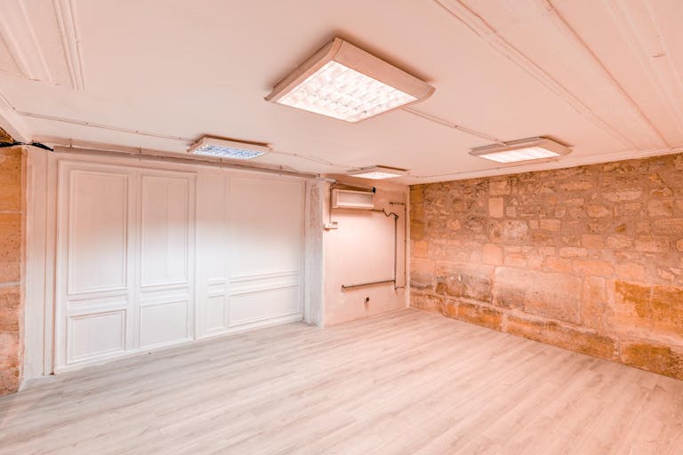 Unique Showroom in Le Marais - Image 3
