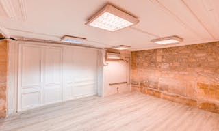 Unique Showroom in Le Marais - Image 3