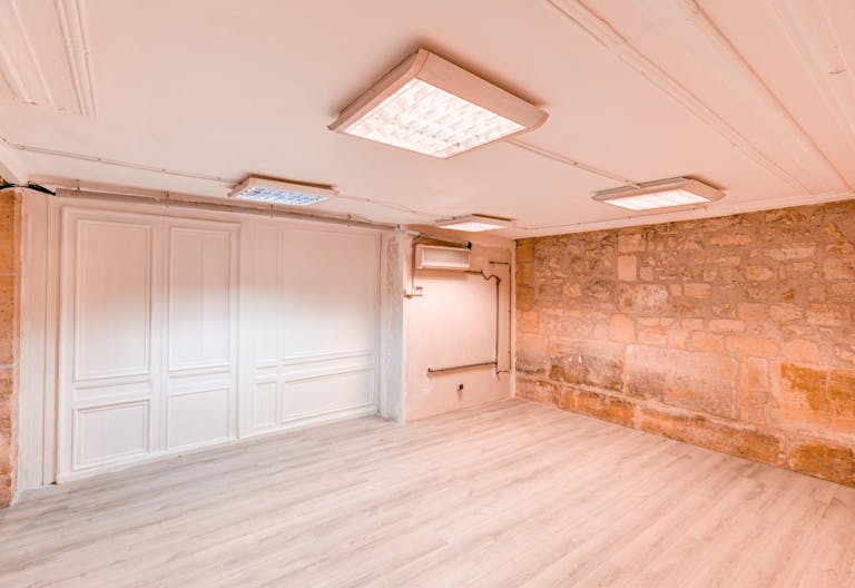 Unique Showroom in Le Marais - Image 3