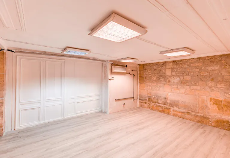Unique Showroom in Le Marais - Image 3
