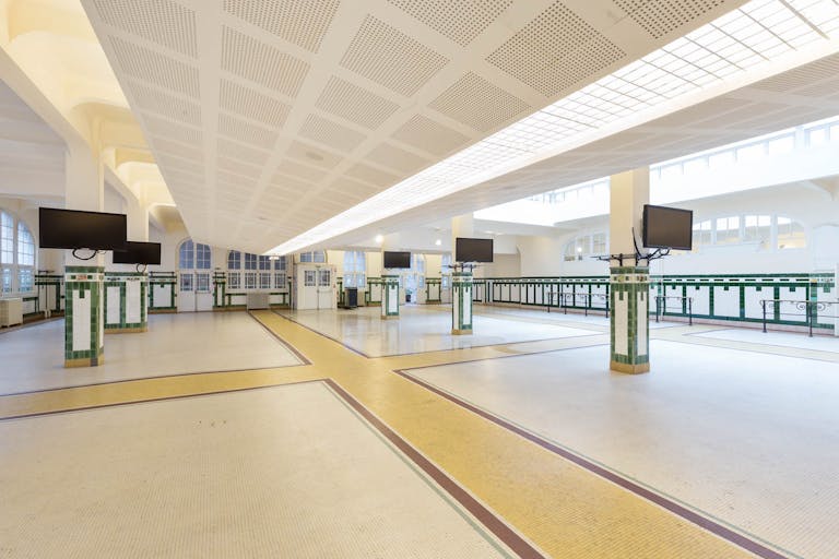 Amazing Showroom in Charonne - Image 2