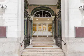 Amazing Showroom in Charonne - Image 3