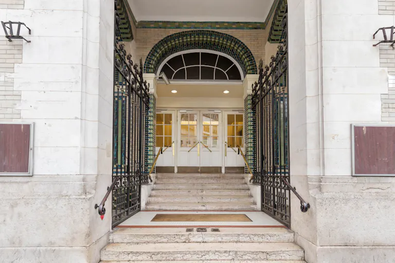 Amazing Showroom in Charonne - Image 3