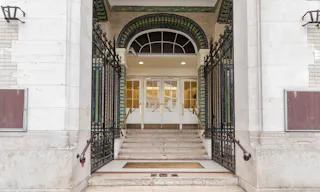 Amazing Showroom in Charonne - Image 3