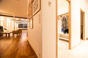 Elegant & Light flooded loft with storefront - Image 13