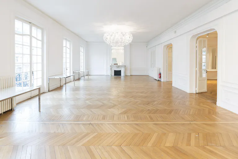 Premium Champs-Elysées Showroom - Image 0