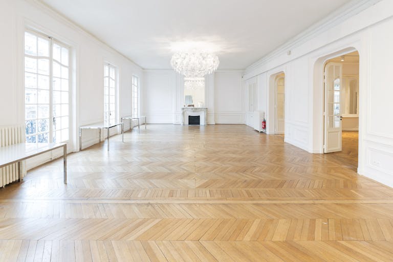 Premium Champs-Elysées Showroom - Image 0