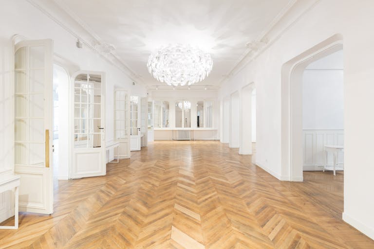 Premium Champs-Elysées Showroom - Image 1