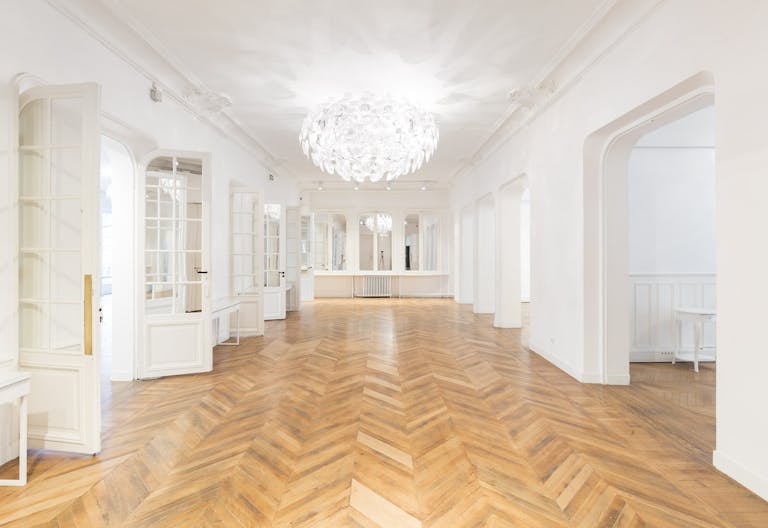 Premium Champs-Elysées Showroom - Image 1