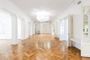 Premium Champs-Elysées Showroom - Image 2