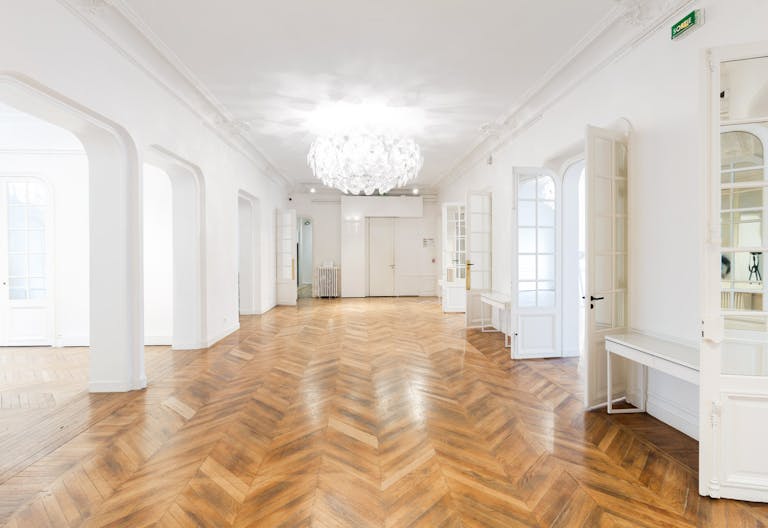 Premium Champs-Elysées Showroom - Image 2