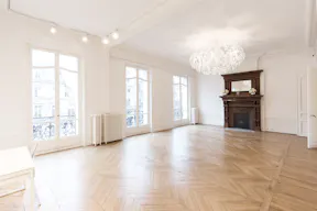 Premium Champs-Elysées Showroom - Image 3