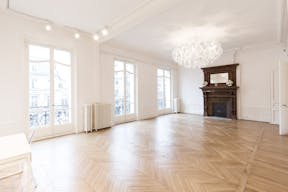 Premium Champs-Elysées Showroom - Image 3