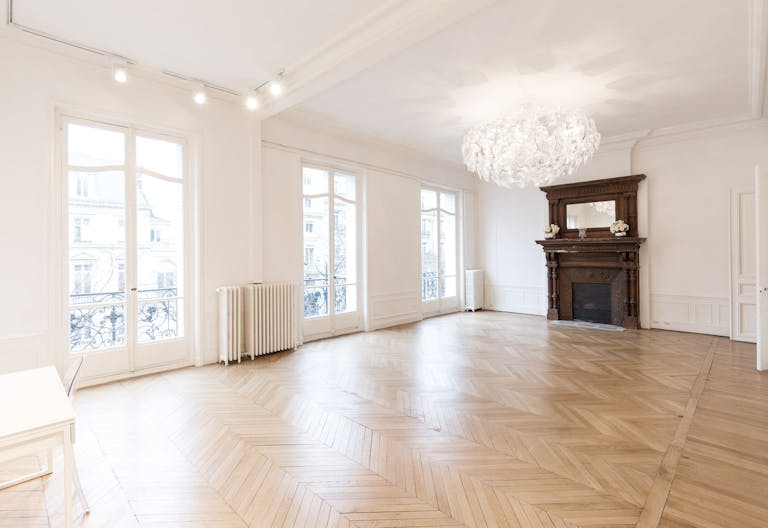 Premium Champs-Elysées Showroom - Image 3