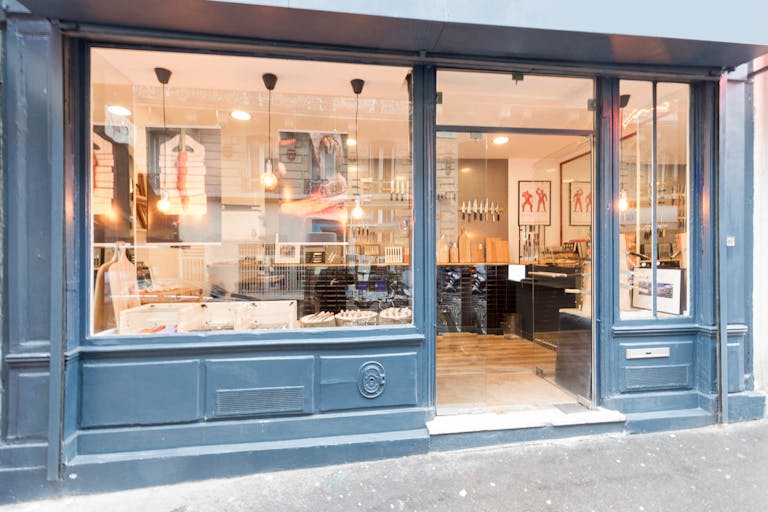 Modern Pop-Up Shop in Notre Dame de Lorette - Image 2