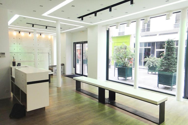 Modern Etienne Marcel Pop-Up Shop - Image 0