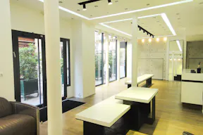 Modern Etienne Marcel Pop-Up Shop - Image 1