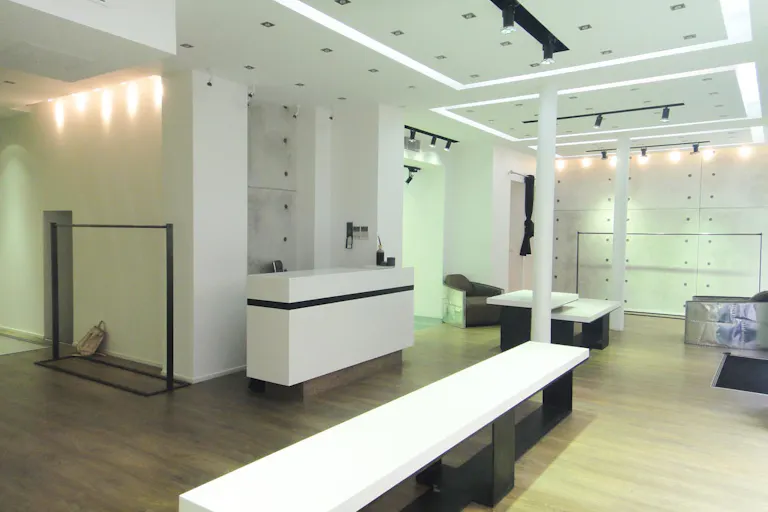 Modern Etienne Marcel Pop-Up Shop - Image 2