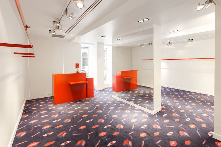 Charming Le Marais Showroom - Image 1