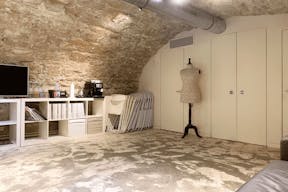 Beautiful Le Marais Showroom - Image 8